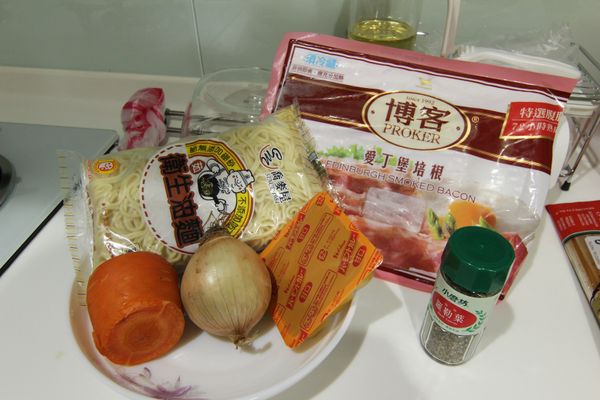 準備食材，忙亂之中忘了加培根，加上培根會有不同的風味!