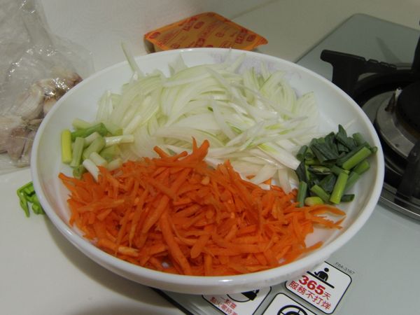 將洋蔥和紅蘿蔔切絲，蔥切段，備用