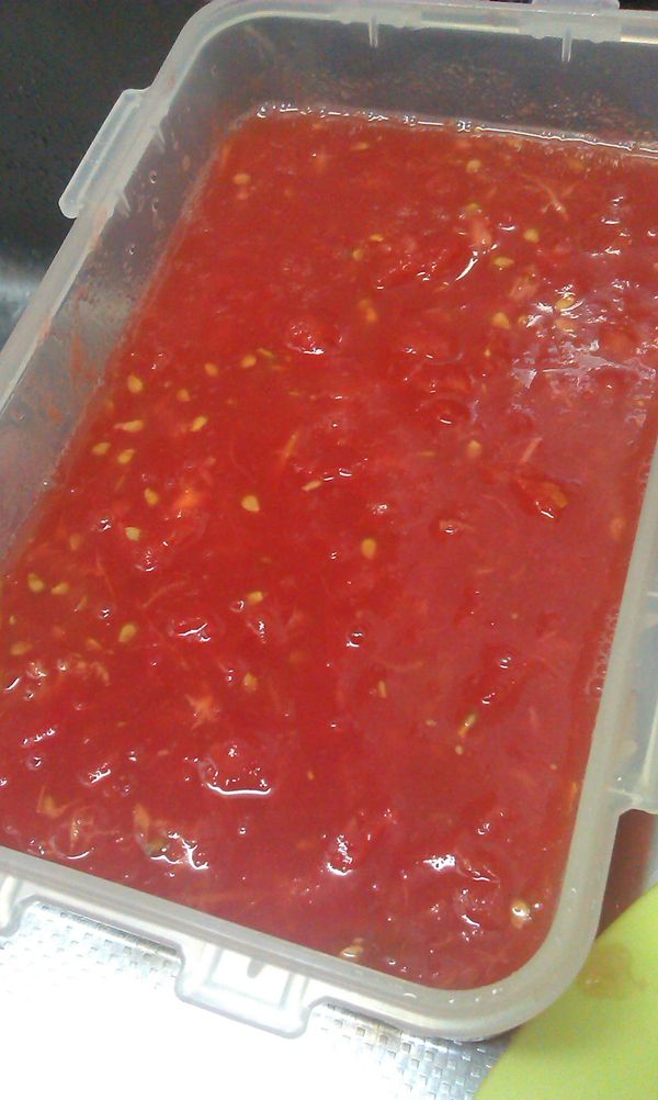 蕃茄去皮(在蕃茄底部用刀劃個十字，用熱水川燙一下後泡冷水即可輕鬆去皮)切成小塊搗碎(用手壓也可以，記得留住蕃茄的汁)