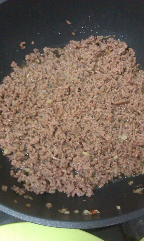 加入絞肉以中火炒至絞肉變色