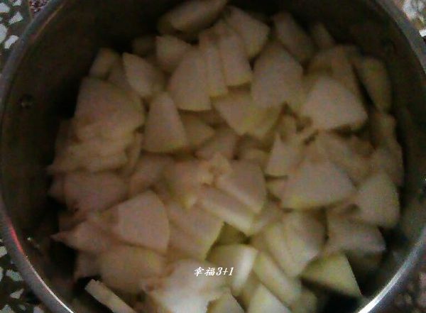 冬瓜洗淨，去籽去皮切小塊。(切愈薄片，愈快釋放水份)