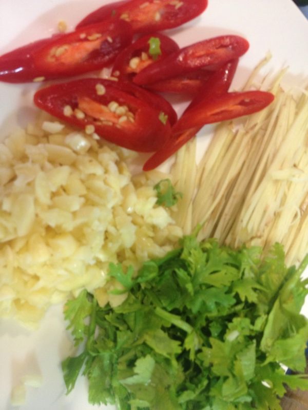 準備辛香材料。
薑絲與少許麻油，小火爆香