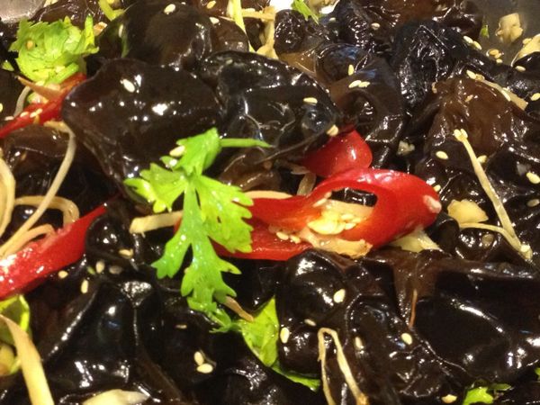 綜合蒜末、水果醋、蜂蜜、䀋、辣椒、香菜、川耳，再將麻油薑絲拌入，最後灑上炒香的芝麻。