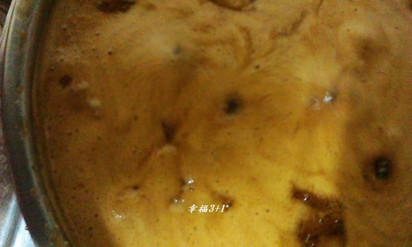 冬瓜出水，先大火煮滾再轉中火，等二砂糖溶化後，再將黑糖倒入，『邊煮邊攪拌』，需熬煮約2小時up。