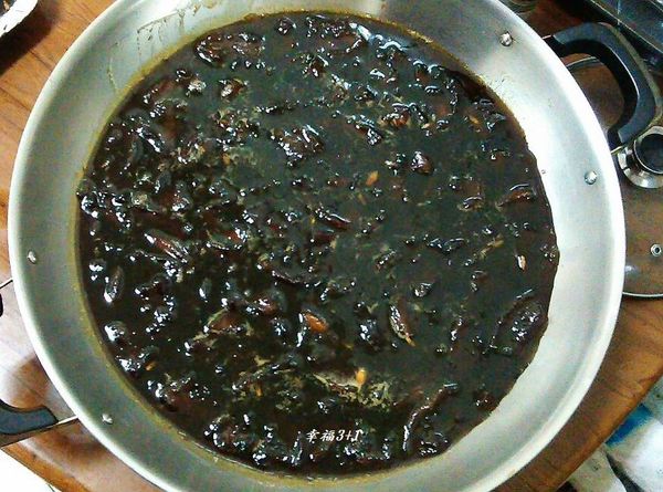 約莫2小時後，糖漿變的更加濃稠。(取一碗冷水，將冬瓜糖漿滴入冷水中，會凝結成硬塊的狀態，即可)