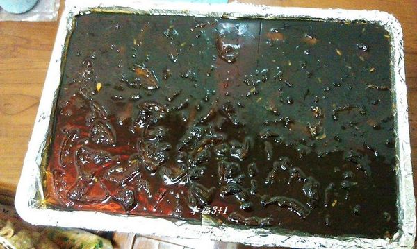 將煮好的冬瓜糖漿，『趁熱』倒入容器中。(容器可鋪鋁箔紙或烘焙紙，冷卻後方便取出)