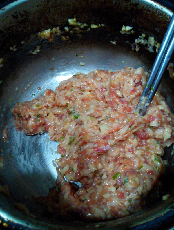 將醃料與絞肉放入一深鍋裡 用筷子同一方向攪拌至有黏性