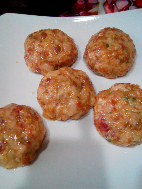 用手抓取適量 兩手左右互摔 整成數個大小一致的肉丸