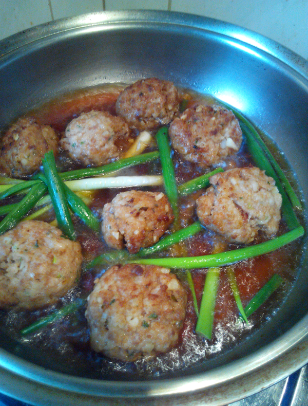 將多餘的油瀝到碗中 留一大匙油爆香[紅燒醬汁]中的蔥段 將丸子跟其餘的紅燒醬放入 蓋鍋 中小火燜10分鐘