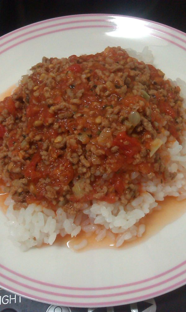 淋在飯上就是蕃茄肉醬飯
(酸甜的肉醬 配飯吃可以多吃好幾碗)