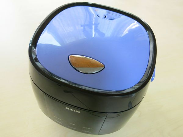 這次使用的是飛利浦微電鍋，好喜歡這鏡面外殼，非常適合小家庭、租屋族或是常獨自料理三餐的人，別看這體積小，煎煮燉烤功能可是非常齊全呢！那麼就來試看看不佔空間的新產品囉…