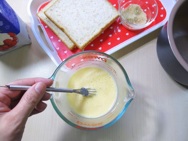 把雞蛋、牛奶、鮮奶油和砂糖全部攪拌均勻，即是蛋奶液。