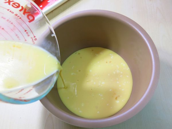 把蛋奶液倒進飛利浦微電鍋內鍋裡。