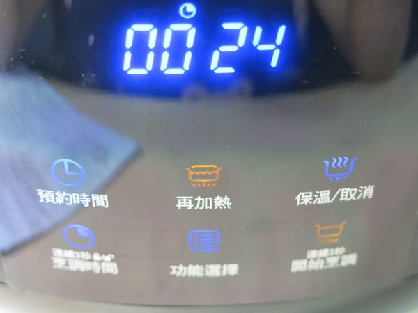 放下上蓋插上電源，選擇「再加熱」時間設定成25分鐘，再按下「開始烹調」鍵，燈號變橘色即是開始啟動。