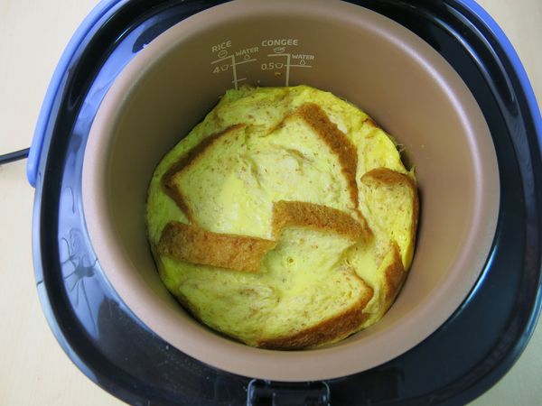 25分鐘時間到後，微電鍋會嗶嗶叫，就表示可以打開享用囉，除了顏色誘人外，蛋香氣直撲鼻子而來。