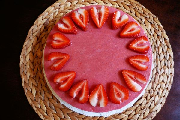 當蛋糕成型，將剩餘的3/4量杯草莓醬均勻淋上，再放回冰箱冰至少半小時，或是冰至成型，依個人的冰箱不同而定！冰好後就可以享用啦！