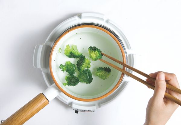 將地瓜斜切後放進水中浸泡，花椰菜切過後用水川燙然後過冷水。