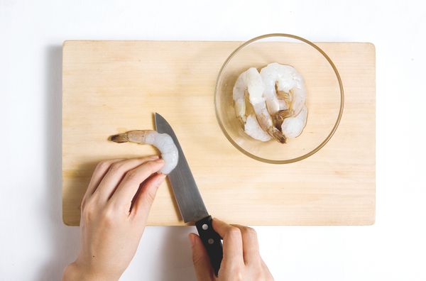 蝦子從第二節當中取出內臟，去除頭部與外殼，然後用刀切開背部，將頭部與外殼清洗後，和水一起加入平底鍋中煮成高湯使用。