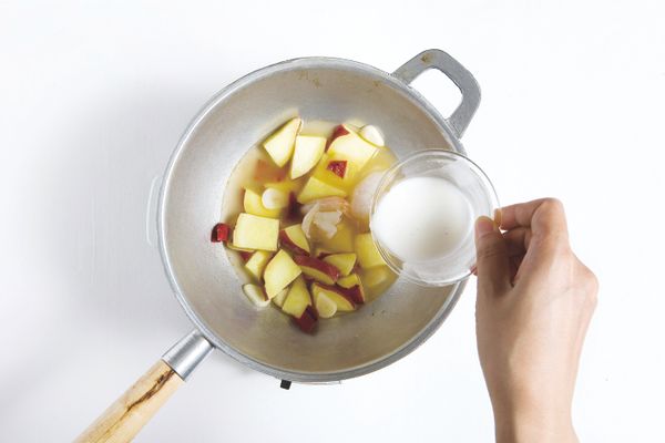 在湯汁中加入醬油、鹽巴和胡椒來調味，接著加入綠花椰菜與勾芡水來調整濃度，關火倒入芝麻油。勾芡水要用1：1比例的水和澱粉混合製作。