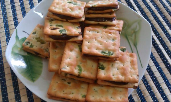 再蓋上另外一片餅乾就可以了。