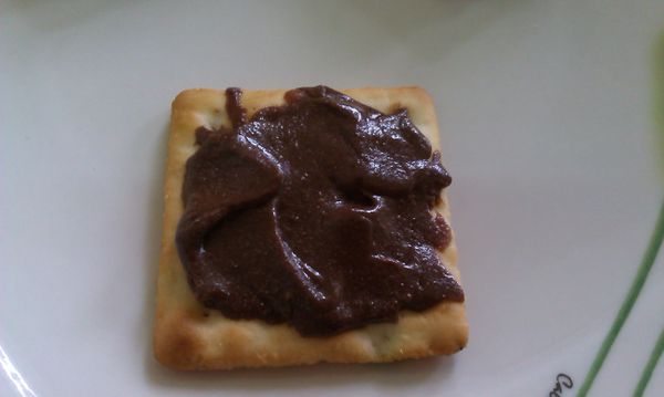 取適量的棉花糖牛軋糖放入餅乾上。