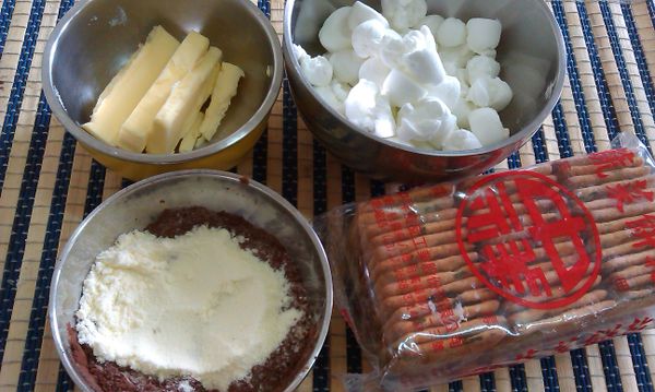 材料秤好備用，棉花糖剪小塊備用。