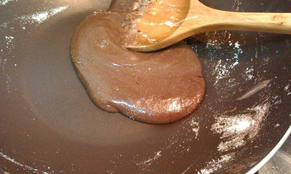 加入奶粉和巧克力粉快速拌勻。(若覺的太稀軟的話，可以斟酌的一些奶粉來調整哦)。