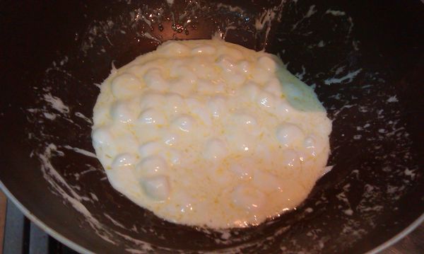 棉花糖煮至融化就離火。(煮的時候用木匙稍稍攪拌，約2分就融化了)。