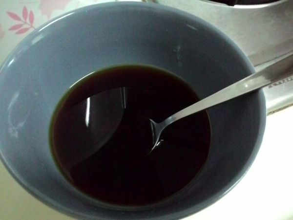 蒸着的时候可以准备拌酱。放入酱清，水，糖，黑醬油还有蒜油拌均备用。