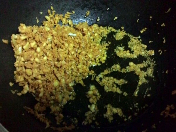 蒸着的时候可以准备炸蒜酥。把蒜油盛起。