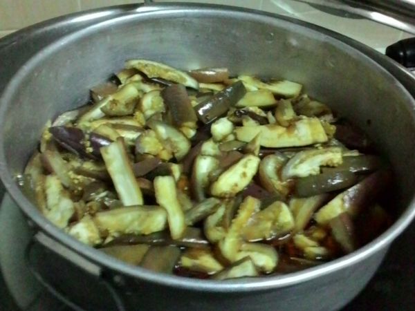 把拌酱倒入茄子里继续蒸着茄熟透。