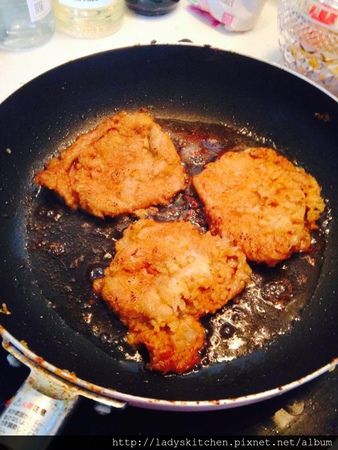 放入油鍋煎至全熟