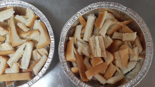 將吐司邊放入烤碗中~