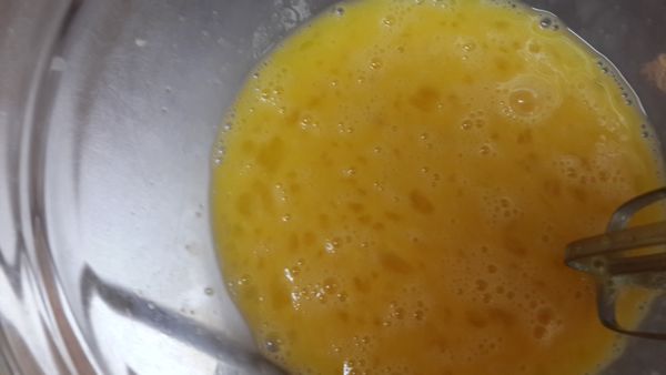 將蛋與細砂糖煉乳攪拌均勻