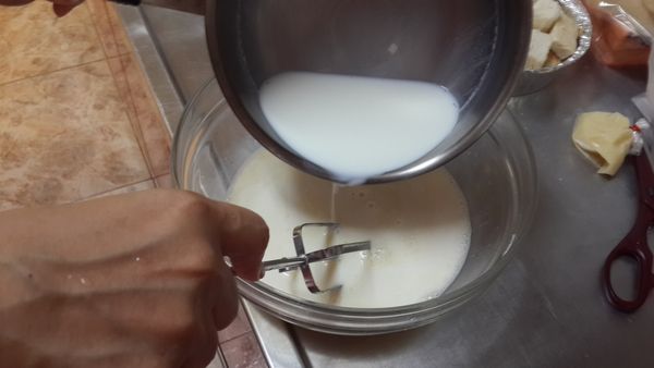 牛奶加熱有一點溫度即可喔~不要加到滾喔
牛奶再倒入蛋液中拌勻