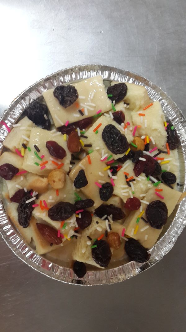 最後灑上葡萄乾巧克力豆,愛吃什麼就放什麼喔
入烤箱上下火150度30分~烤好後在淋上煉乳更好吃
外酥內軟好滋味