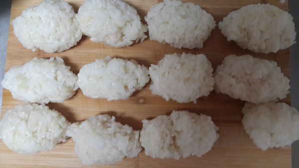 米飯煮好後拌入壽司米醋拌勻
待涼一點捏成一團一團的米糰備用
大小可依自己喜好
