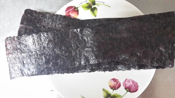 將一大片海苔片剪成4-5片