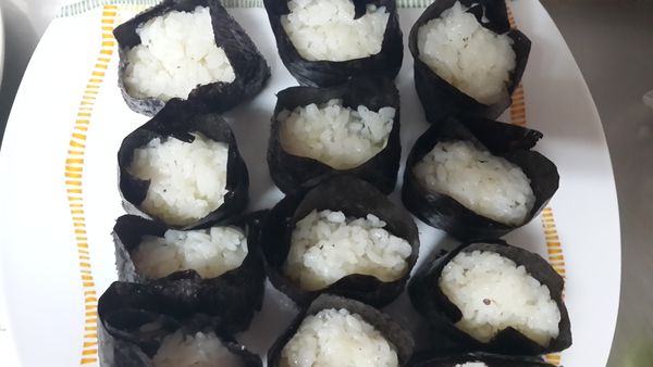 海苔片繞著飯糰包起來備用
最後再放上自己喜歡吃的食材就完成囉