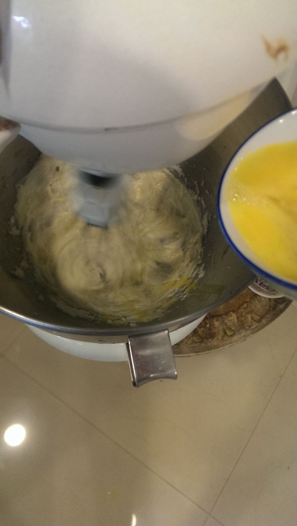 奶油放室溫軟化+砂糖攪拌至泛白
全蛋打散,分次加入