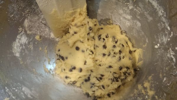 加入水滴巧克力,以刮刀輕輕拌勻