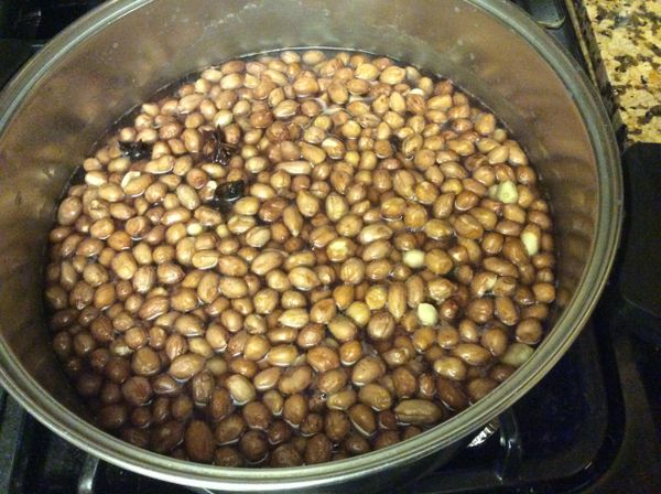 兩個配方，作法一樣，先將糖、鹽、水、八角煮滾，然後倒入花生，煮至再度滾起後再多煮一會兒，即可倒出瀝乾。煮的時候要稍微攪拌一下。