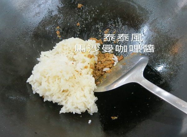 將蒸熟的糯米下鍋拌勻