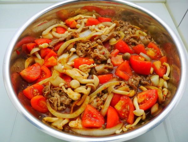 加入鴻喜菇、雪白菇和牛蕃茄翻炒，下＜調味料＞翻炒均勻煮滾後，蓋鍋小火燜煮5～10分鐘。