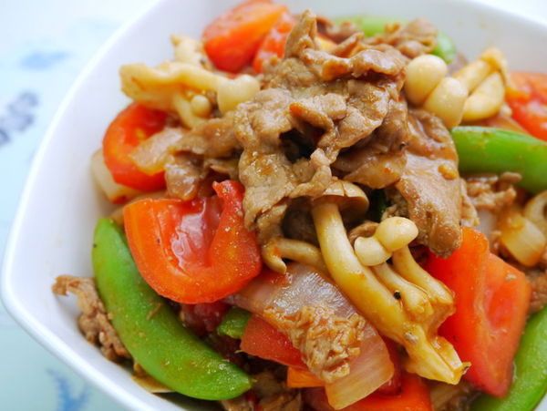 掀開鍋蓋，加入黑胡椒和甜豆莢快速翻炒均勻即完成。