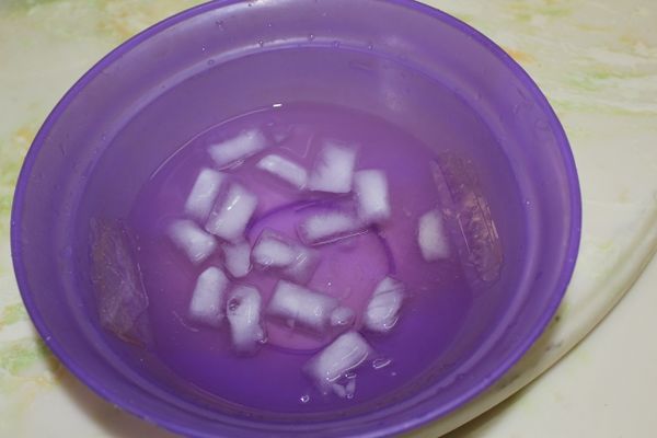 將吉利丁片放入冰水中(可加冰塊)泡軟