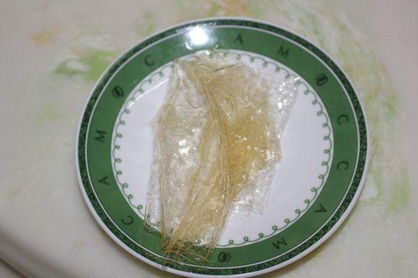 吉利丁片泡軟後拿起擰乾