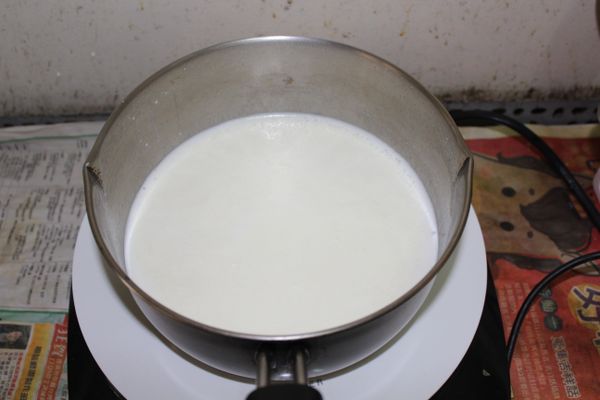 將鮮奶、鮮奶油、砂糖放入鍋中，用中火將砂糖融化，至冒煙、砂糖融化為止，即可熄火。
冷卻一點，放入吉利丁片攪拌