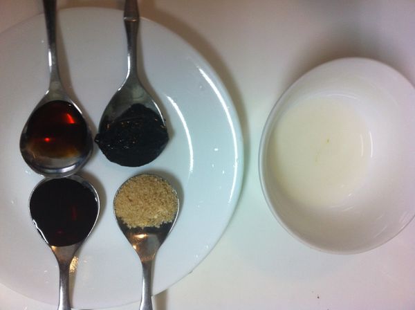 將[醬汁]材料拌勻待用。