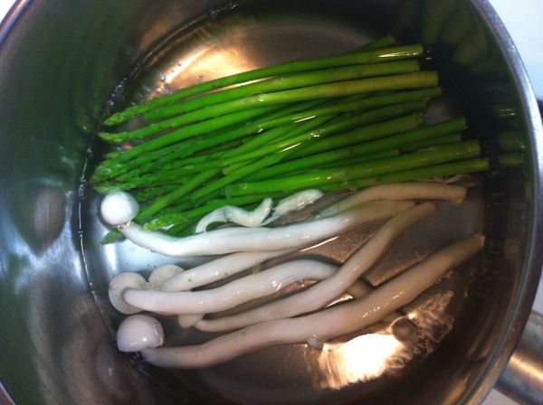 [主食材]清洗乾淨，待水滾放入川燙1分鐘後撈起。